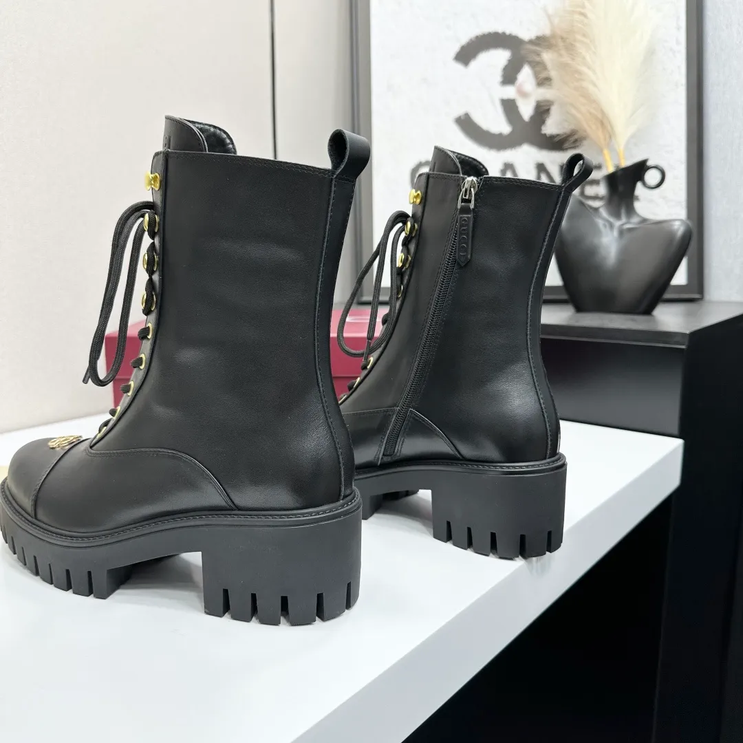 👟👟Ex-factory price 840👟👟 Highest version 2025 Gucci autumn and winter latest GUCCI mid-heel grooved thick-soled horsebit ankle Chelsea boots 🆙Purchase level high-end boutique goods🆙 This short boots is ingenious and combines the fashionable elements of boots and moccasins, with lightweight foam rubber groove soles , archive patterns continue to shine in Gucci’s new series, and the classic horsebit-shaped accessories highlight the brand’s equestrian heritage. It doubles the charm of the entire design and injects exquisite sophistication into daily shoes 😘 Fabric: Imported calfskin + embossed craftsmanship Inner/foot pads: Shuiqi cowhide Outsole: 1:1 mold rubber foam high toughness 4.5 cm thick sole Absolutely not heavy or rigid, nor will it collapse All materials and processes are consistent with the Y version Size: 35-42 standard code 404142 customized Heel height: 4.5CM Forefoot 2.5 cm Packaging: High-end packaging at the counter